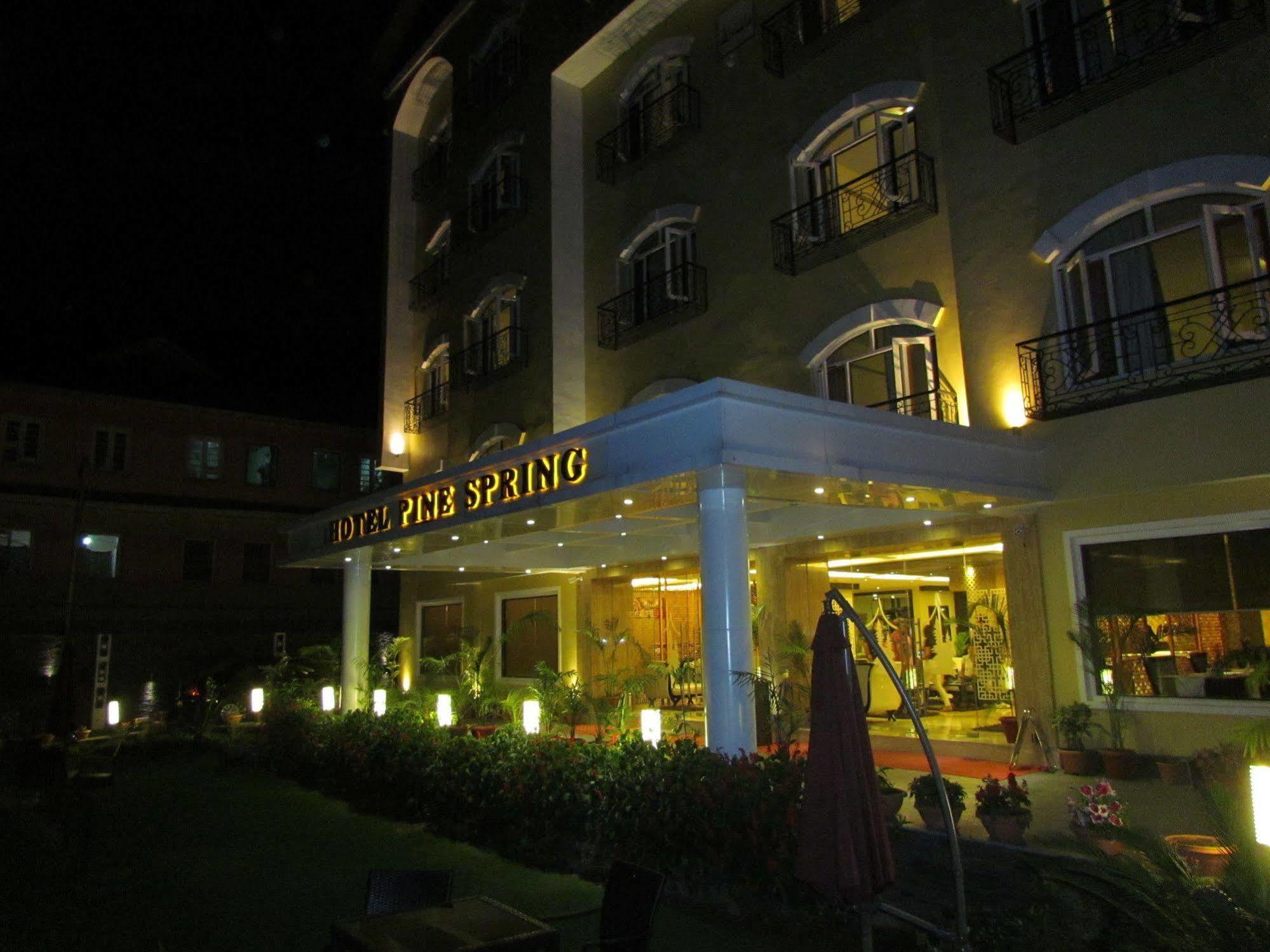 Hotel Pine Spring Wazir Bagh Σριναγκάρ Εξωτερικό φωτογραφία