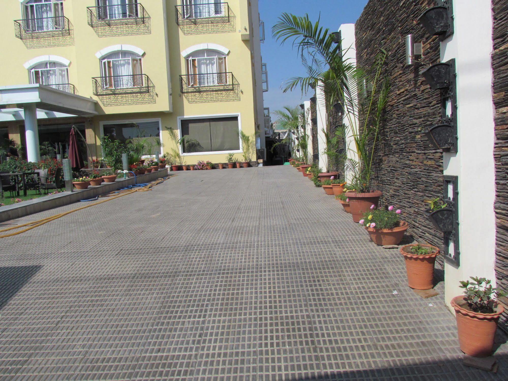 Hotel Pine Spring Wazir Bagh Σριναγκάρ Εξωτερικό φωτογραφία
